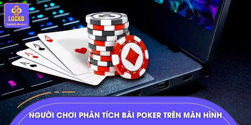 Người chơi phân tích bài poker trên màn hình